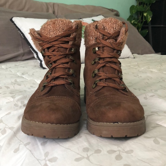 Women’s Winter Combat Boots - Picture 2 of 3